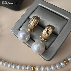 禧溪珠宝 巴勒莫迷橘 11-12炫彩珍珠耳环，纯银镀厚金耳扣，重工喷砂拉丝工艺，精致镂空花纹