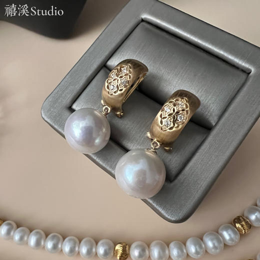 禧溪珠宝 巴勒莫迷橘 11-12炫彩珍珠耳环，纯银镀厚金耳扣，重工喷砂拉丝工艺，精致镂空花纹 商品图0