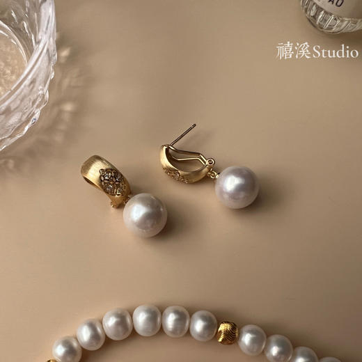 禧溪珠宝 巴勒莫迷橘 11-12炫彩珍珠耳环，纯银镀厚金耳扣，重工喷砂拉丝工艺，精致镂空花纹 商品图1