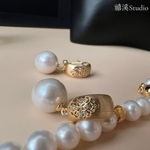 禧溪珠宝 巴勒莫迷橘 11-12炫彩珍珠耳环，纯银镀厚金耳扣，重工喷砂拉丝工艺，精致镂空花纹 商品图4