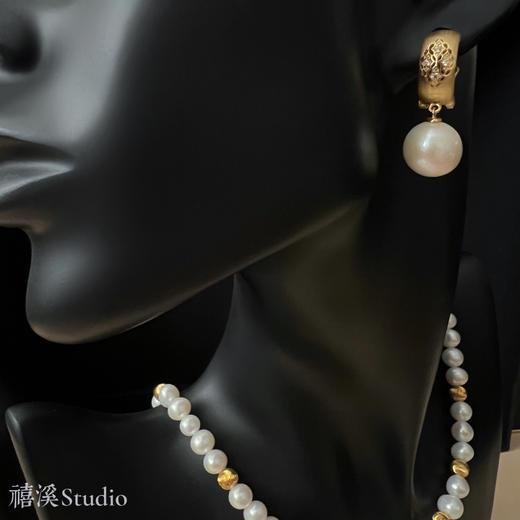 禧溪珠宝 巴勒莫迷橘 11-12炫彩珍珠耳环，纯银镀厚金耳扣，重工喷砂拉丝工艺，精致镂空花纹 商品图6