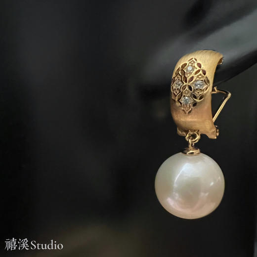 禧溪珠宝 巴勒莫迷橘 11-12炫彩珍珠耳环，纯银镀厚金耳扣，重工喷砂拉丝工艺，精致镂空花纹 商品图5