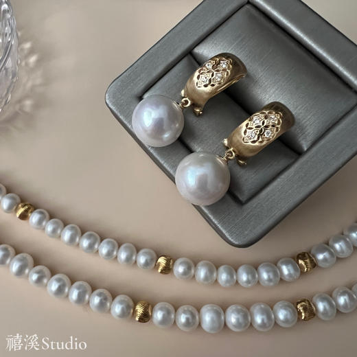 禧溪珠宝 巴勒莫迷橘 11-12炫彩珍珠耳环，纯银镀厚金耳扣，重工喷砂拉丝工艺，精致镂空花纹 商品图7