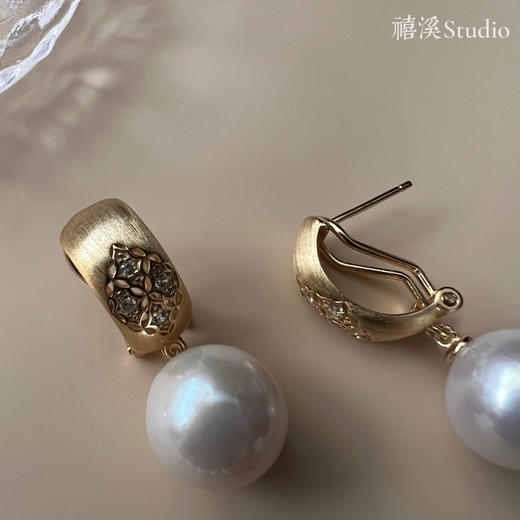 禧溪珠宝 巴勒莫迷橘 11-12炫彩珍珠耳环，纯银镀厚金耳扣，重工喷砂拉丝工艺，精致镂空花纹 商品图2