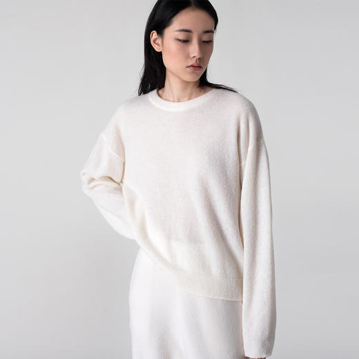 322工房混纺羊毛针织衫女2023年新款秋长袖宽松圆领落肩袖套头衫 商品图0