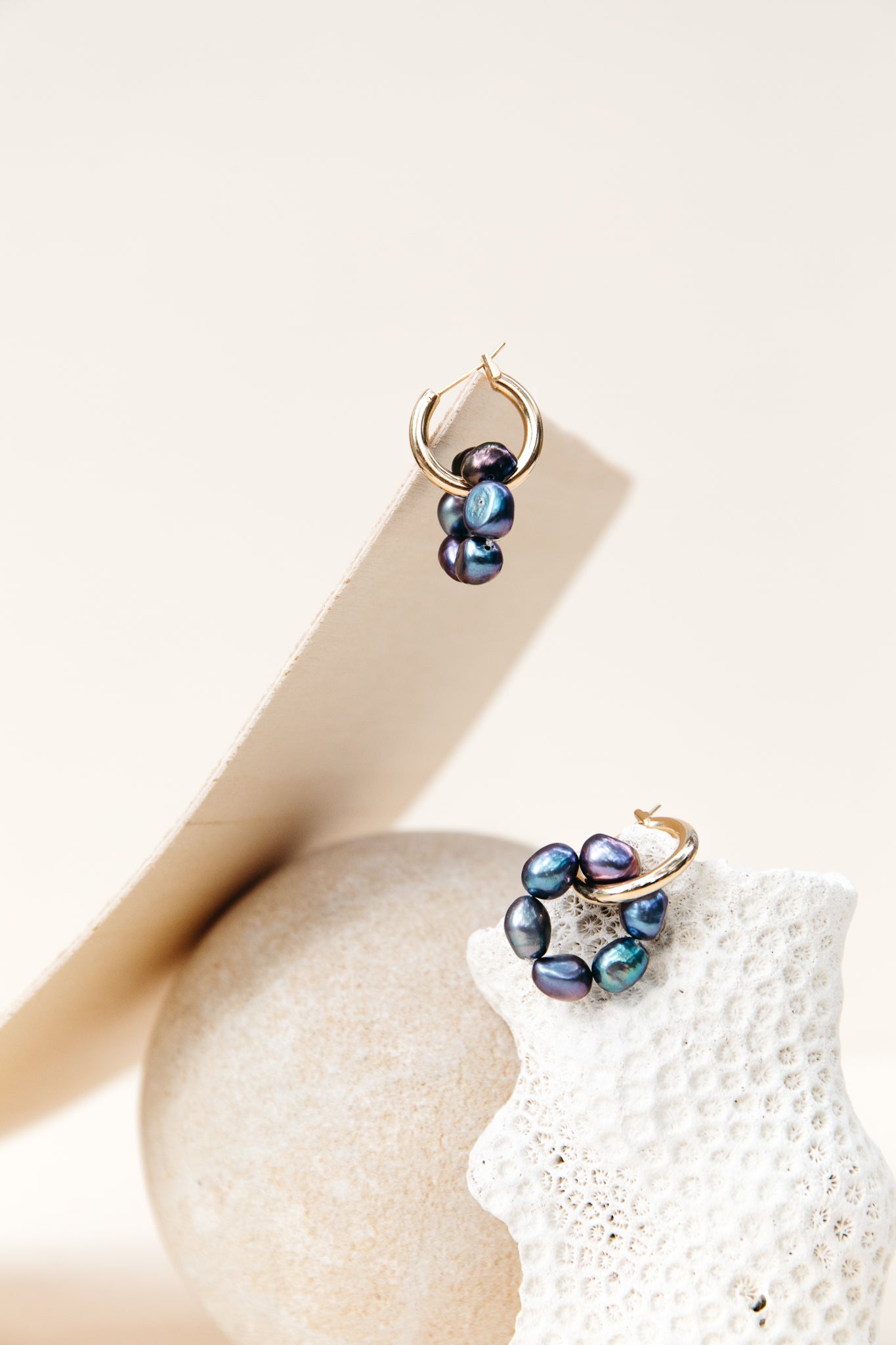 Gisel B. BLOOM系列耳环 - 蓝黑珍珠