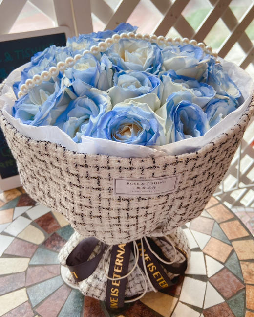 【真诚的心】19朵碎冰蓝高端小香风花束 商品图0