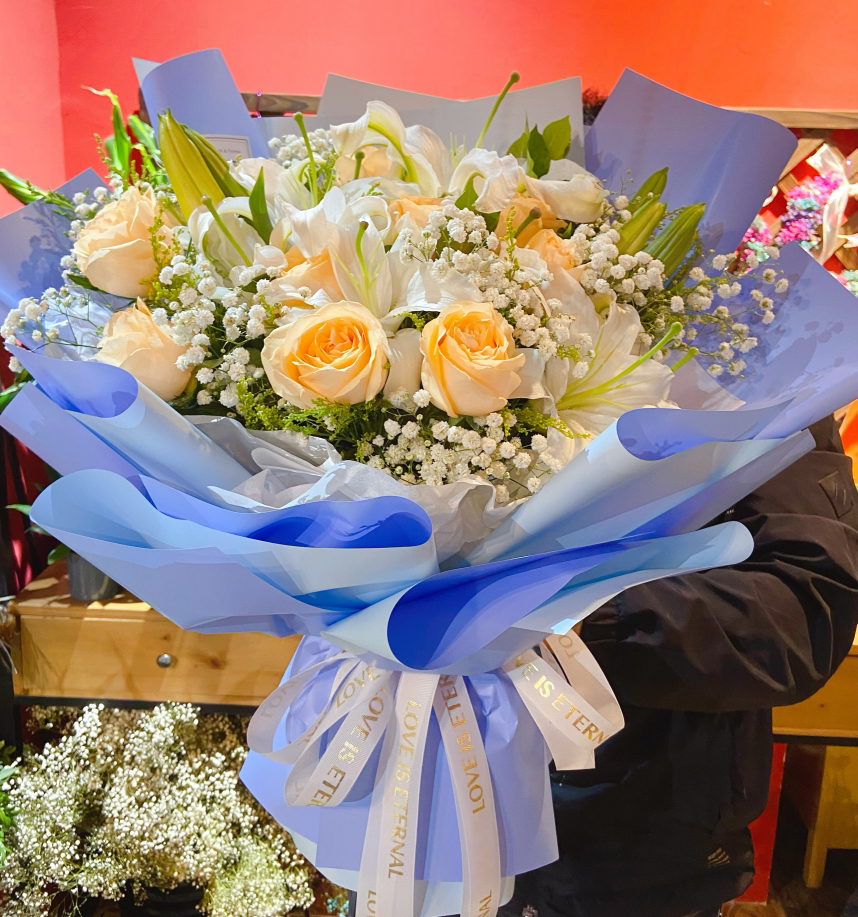 【轻轻的问候】10朵香水百合➕21朵蜜桃雪山玫瑰➕满天星，精品时尚大花束