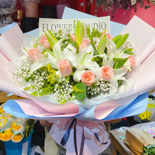 【美丽永驻】12朵香水百合➕21朵粉玫瑰➕满天星➕新鲜配叶，海派精品花束 商品图0