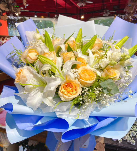 【轻轻的问候】10朵香水百合➕21朵蜜桃雪山玫瑰➕满天星，精品时尚大花束 商品图1