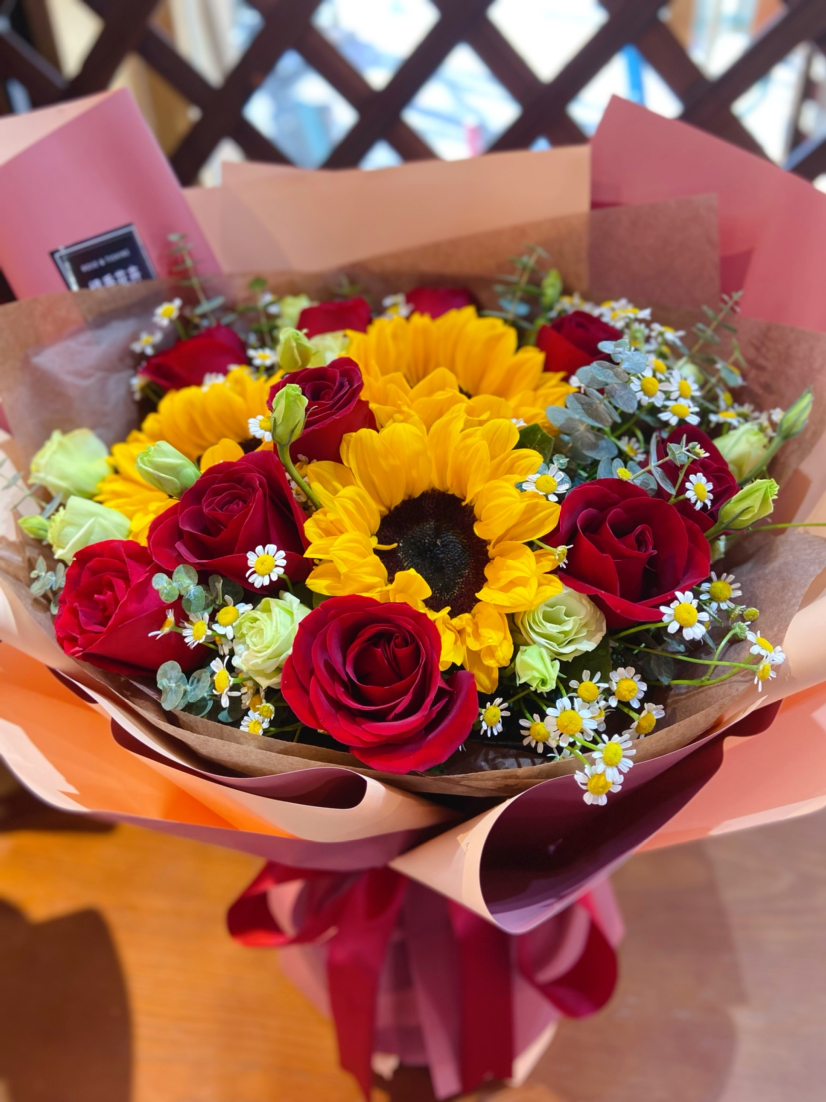 【珍贵纪念日】11朵精品红玫瑰➕3支向日葵➕6支洋甘菊➕8朵洋桔梗➕新鲜配花配叶，精美时尚大气花束