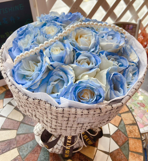 【真诚的心】19朵碎冰蓝高端小香风花束 商品图1