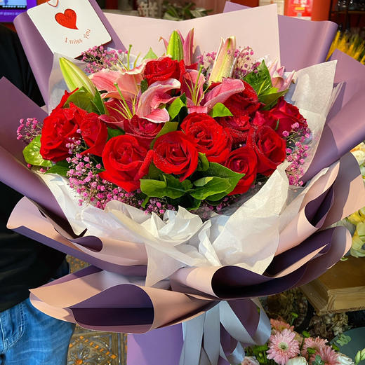 【心心相印】6朵香水百合➕12朵红玫瑰➕满天星时尚花束 商品图0