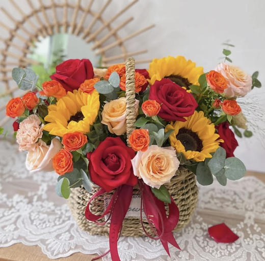 【暖心祝福】暖色系时尚手提花篮，8朵红玫瑰➕8朵香槟玫瑰➕3支向日葵➕5支芭比蔷薇➕3支康乃馨➕新鲜配花配叶，精美礼篮 商品图0