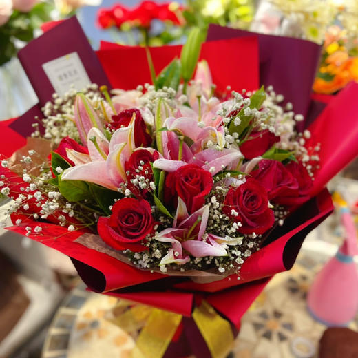 【幸福爱情】6朵香水百合➕11朵红玫瑰精品花束 商品图0