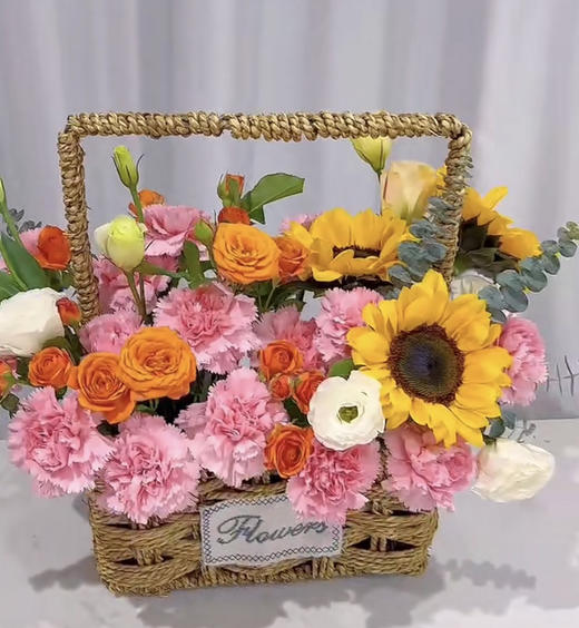 【美满幸福】温暖美好手提花篮，15朵粉佳人康乃馨➕3朵向日葵➕3支芭比蔷薇➕6朵洋桔梗➕新鲜配花配叶，精美祝福礼篮 商品图0