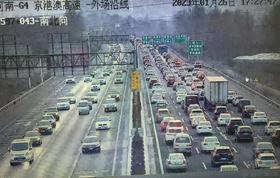 高速返程拥堵，事故频发，今年路上你堵了多久？