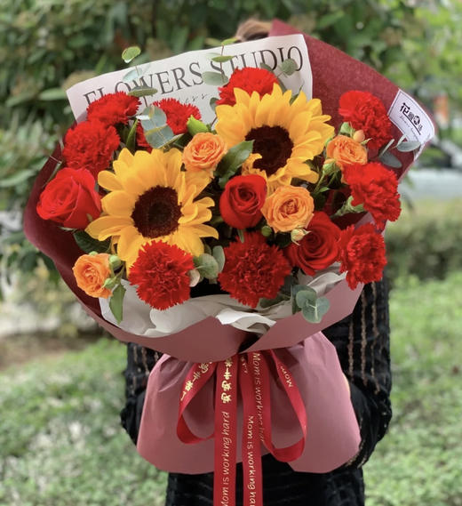 【守候幸福】10朵红色康乃馨➕2朵向日葵➕玫瑰精品时尚花束 商品图0