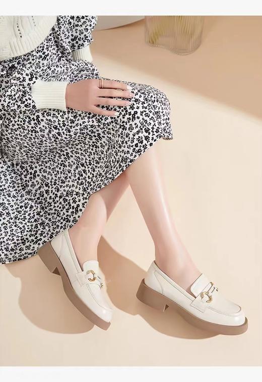 卡迪娜23年春季新款饰扣简约女单鞋经典中跟深口乐福鞋KS230506 商品图1