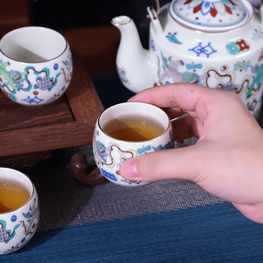 《吉狮已到》大明斗彩茶礼｜三才盖碗、仿古提梁壶套组，景德镇御器研究院出品 故宫延趣楼古陶瓷修复专家阳士琦大师监制 商品图2