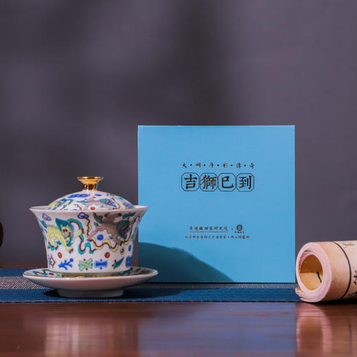 《吉狮已到》大明斗彩茶礼｜三才盖碗、仿古提梁壶套组，景德镇御器研究院出品 故宫延趣楼古陶瓷修复专家阳士琦大师监制 商品图9