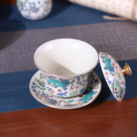 《吉狮已到》大明斗彩茶礼｜三才盖碗、仿古提梁壶套组，景德镇御器研究院出品 故宫延趣楼古陶瓷修复专家阳士琦大师监制 商品图6