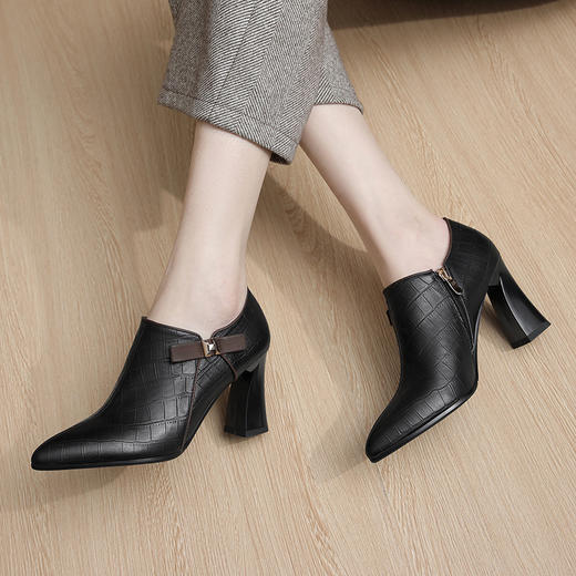 法式新款秋冬单鞋，黑色软皮尖头粗跟高跟高跟鞋蝴蝶结深口女鞋GLS514 商品图3