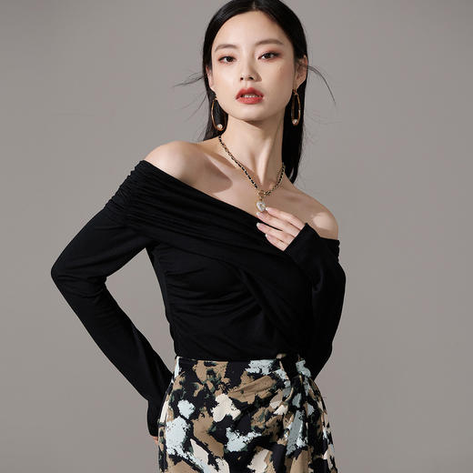 剩S 芳外【一字肩显瘦修身针织T恤】2026春季新款显瘦锁骨性感长袖 商品图1