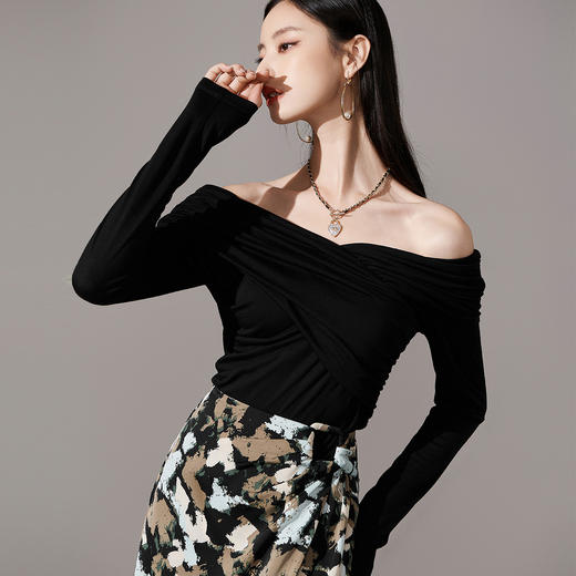 剩S 芳外【一字肩显瘦修身针织T恤】2026春季新款显瘦锁骨性感长袖 商品图0