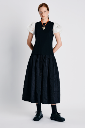 Renlisu 石墨黑刺绣花苞短袖上衣