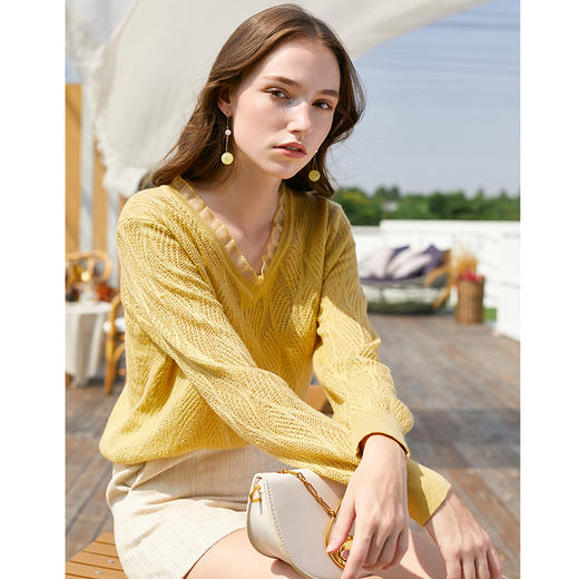 欧芮儿2022春装新款长袖V领针织打底衫女镂空宽松显瘦套头毛衣 商品图0