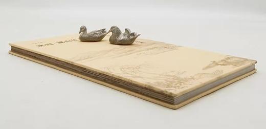 中国历代绘画大师长卷经典：《湖山佳趣图》，沈周绘，16开，折页装，四川美术出版社2017年版，定价98，售价38元。 商品图1