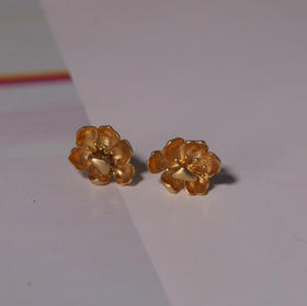 海外成品进口 立体古法18k金 玉兰花耳钉，造型小巧精致，用料厚实
