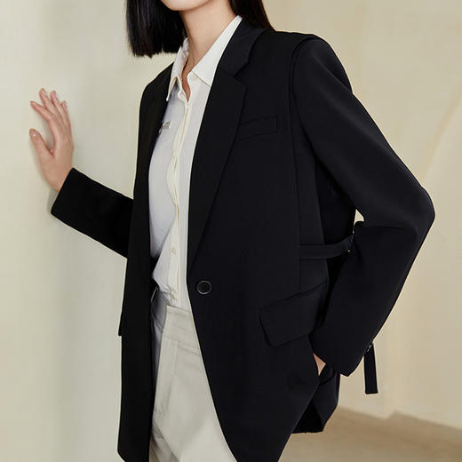 玳莎垫肩西装女2023春季新款分割设计可调节腰带宽松翻领外套  DA37303 商品图2