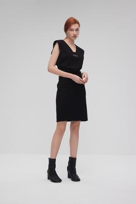 针织收腰短款连衣裙