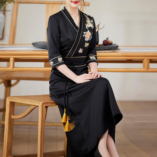 新中式女装，新款重工绣花V领中袖修身中长款连衣裙KDS-8838 商品图2