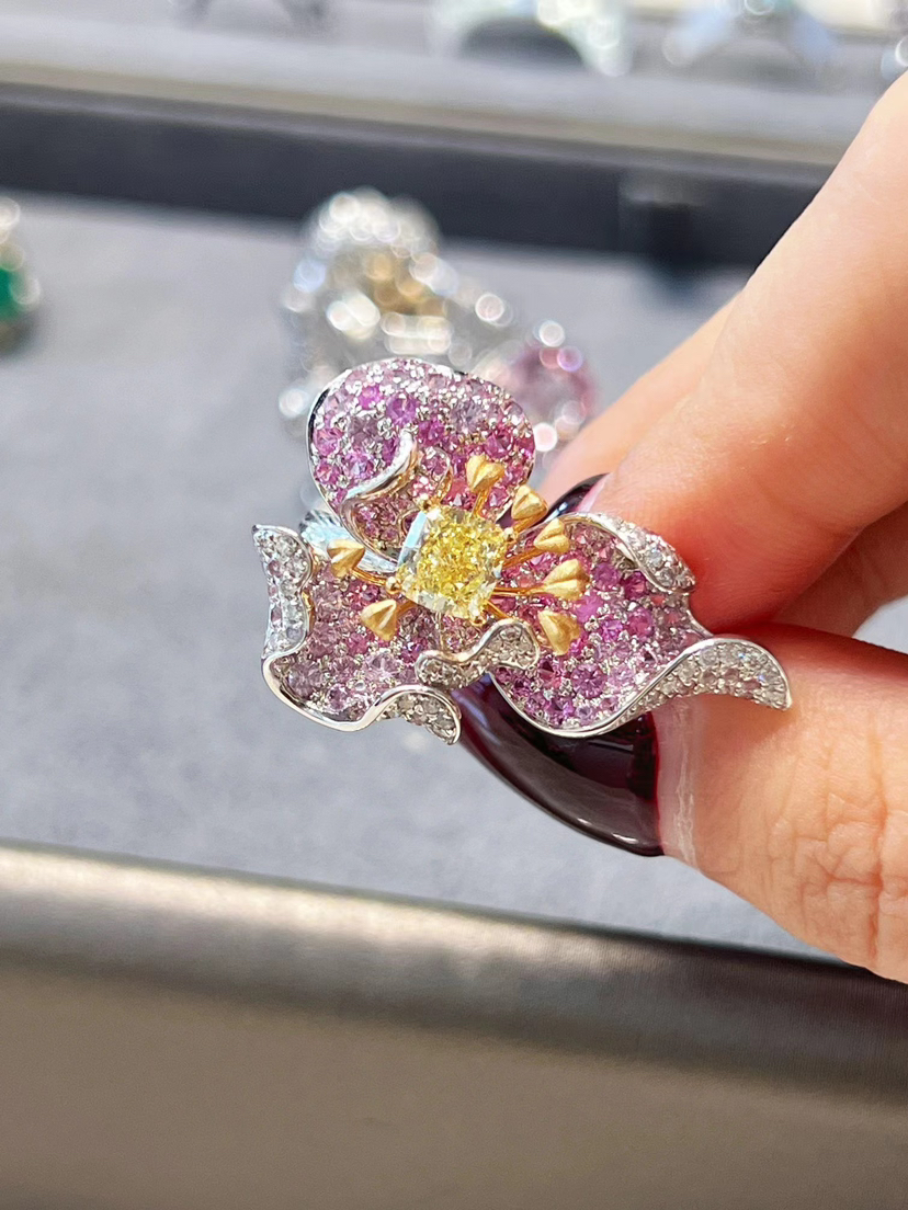 「风信子」黄钻粉蓝宝戒指 1.0克拉黄钻