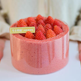 满杯草莓红丝绒奶油蛋糕