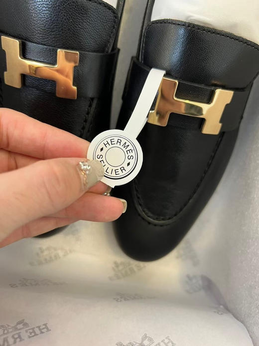 大H乐福鞋 自己备注号码颜色。 数量少 随时断码码数：35/36/36.5/37/36.5/38/39；码数正码，稍微有点瘦 商品图2