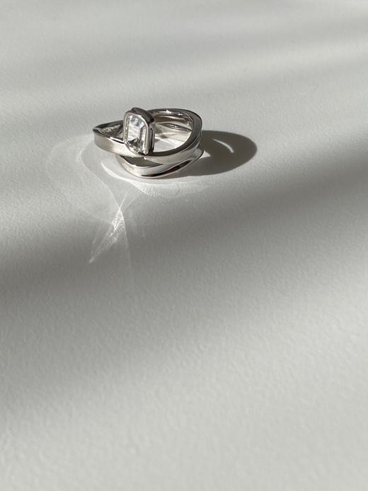 APRESI｜TROUVAILLE Millennium Cut Square White Topaz Fluid Ring [流转戒指] 商品图3