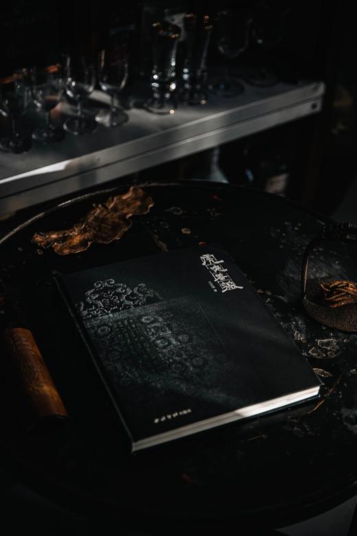 《虎嗅蔷薇》，精装，小8开，王双强著，西泠印社2022年出版，定价380，售价332元。 商品图4