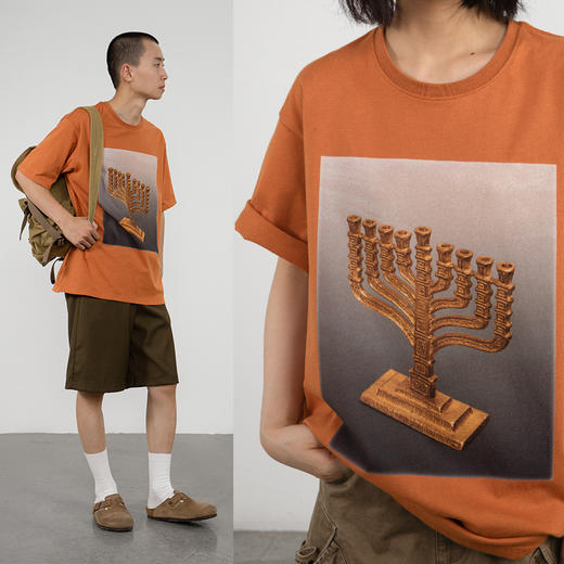CryingCenter 金属烛台摆件照片印花 脏橘色短袖t恤 哭喊中心 商品图1