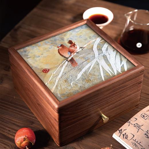 艷 湘绣  双层茶盒套装 北美胡桃木（带四杯+普洱茶） 商品图4