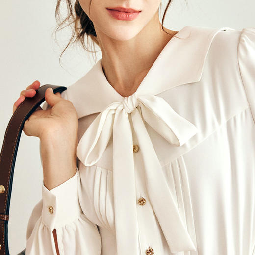 OLrain欧芮儿法式米白色雪纺衫女秋冬2022年新款翻领飘带甜美小衫 商品图1