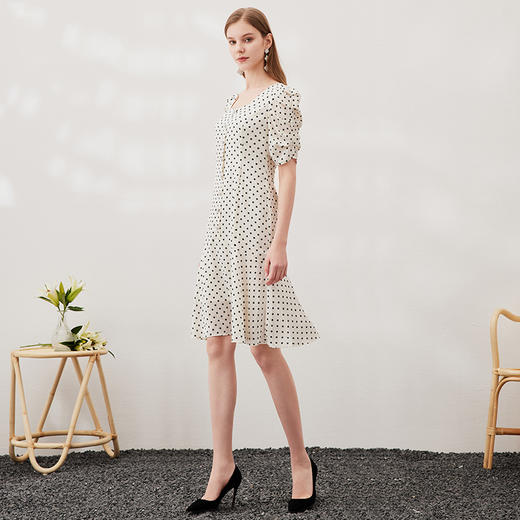 EITIE爱特爱春季新款气质优雅洋气波点复古收腰显瘦方领连衣裙6907633 商品图3