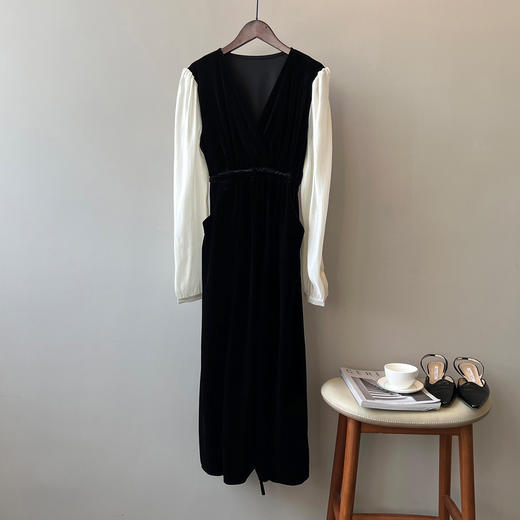 【法式衣橱必备】韩国绒小黑裙 轻熟V领赫本风 轻松穿出直角肩 秀出完美线条 商品图4