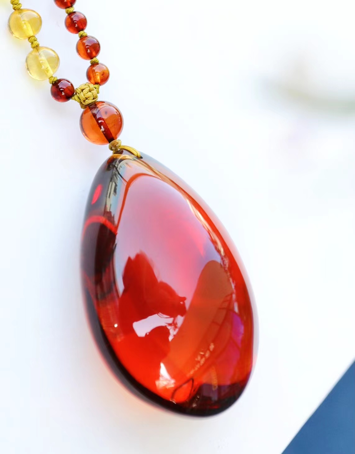 永不风化的缅甸血茶珀艳丽血茶搭配深色衣服特别出彩