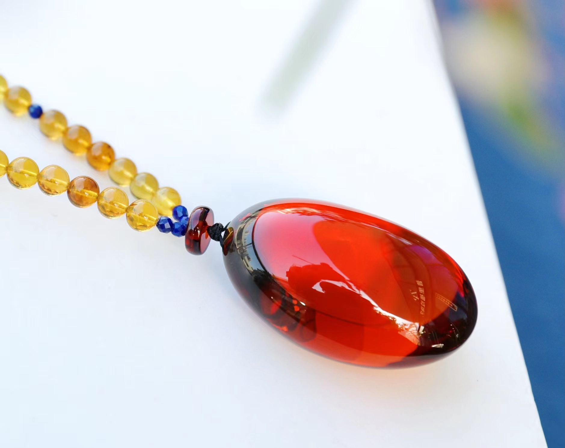 永不风化的缅甸血茶珀艳丽血茶搭配深色衣服特别出彩