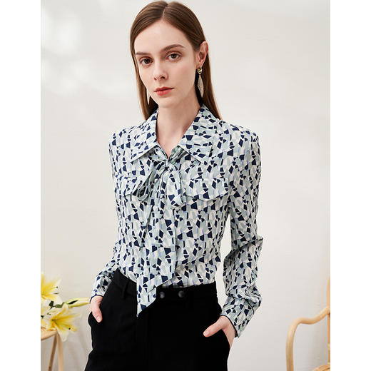 EITIE爱特爱春季新款洋气职业干练显瘦系带几何印花衬衫上衣6909610 商品图2