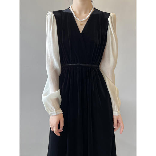 【法式衣橱必备】韩国绒小黑裙 轻熟V领赫本风 轻松穿出直角肩 秀出完美线条 商品图0